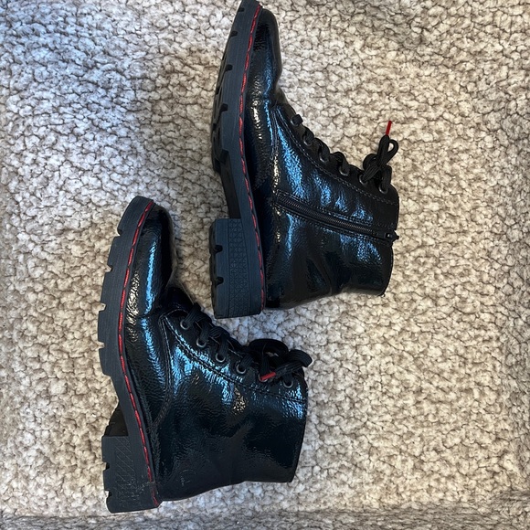 Rieker size 8 (39). Black patent leather there boot with red thread. - Picture 5 of 9